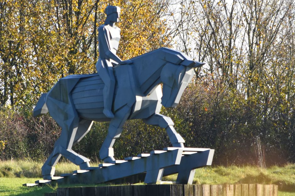 Lunt Junction roundabout. Horse and Rider, designed by Tessa Pullan
