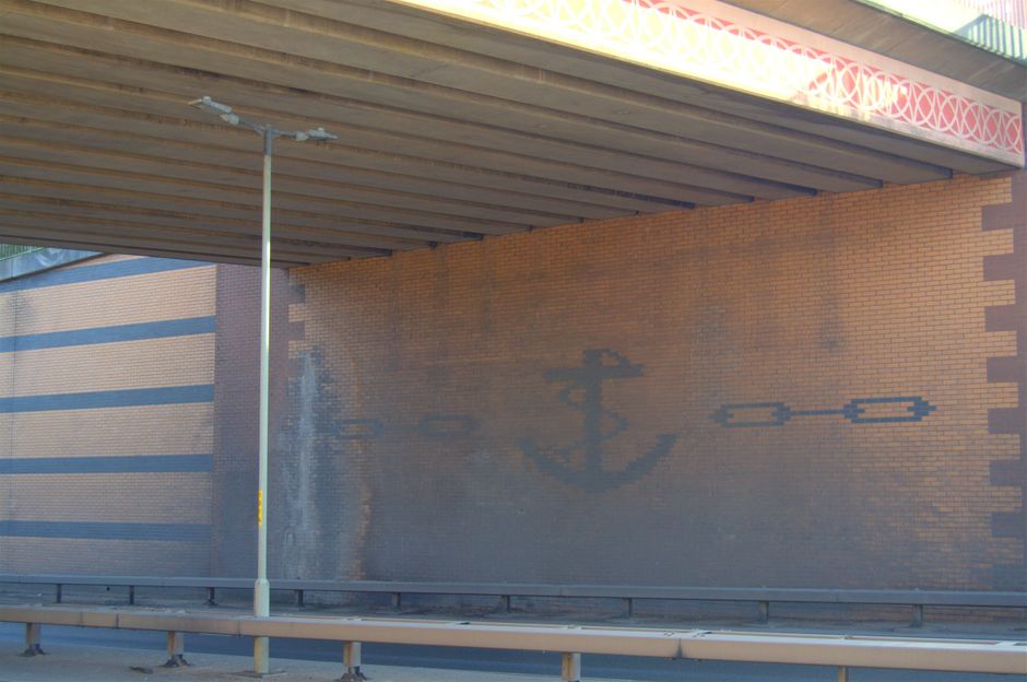 Duncan Edwards way, wall decoration representing coal seams beneath the town