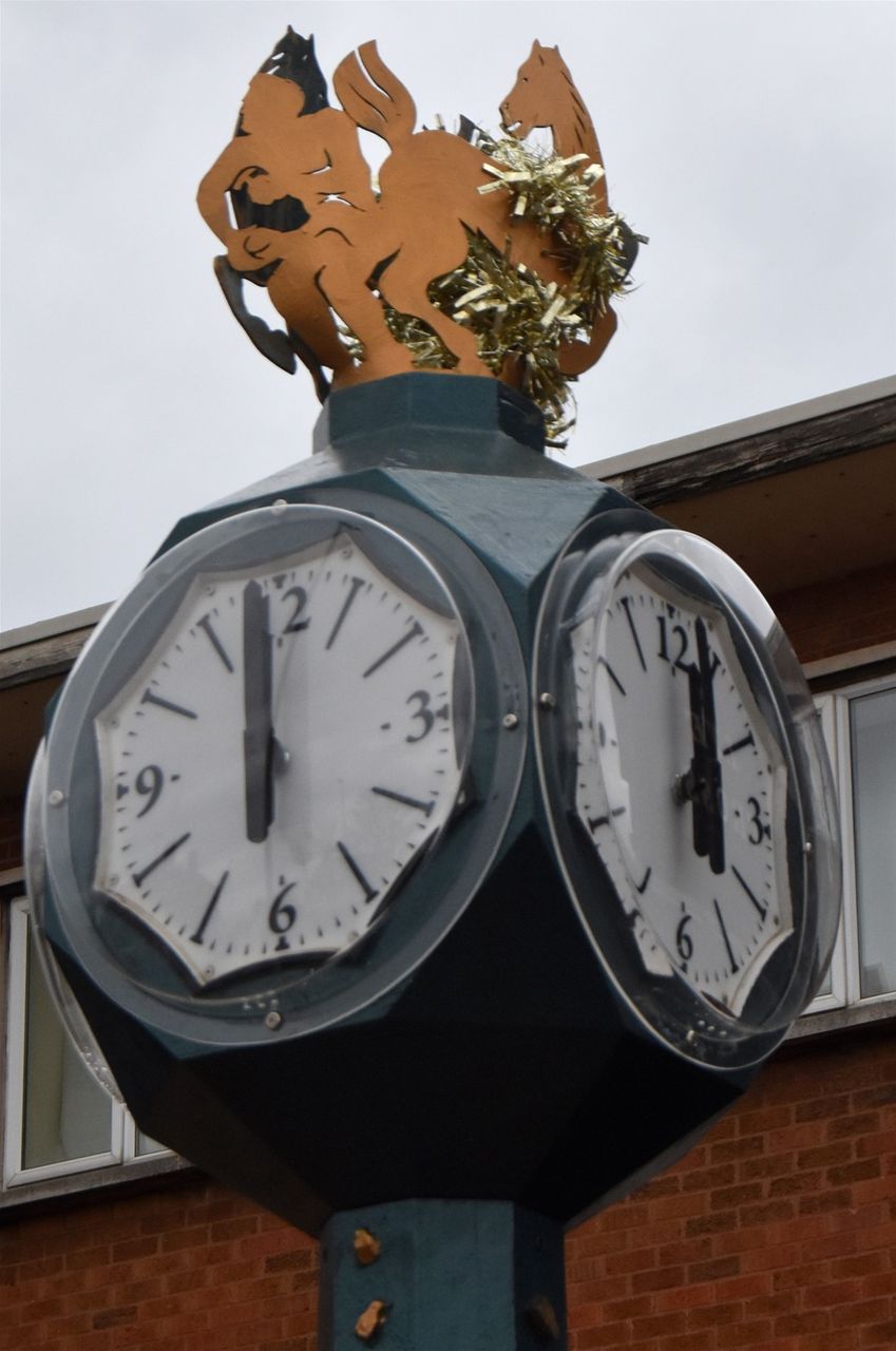 'Pocket park' town clock reinstalled late 2019. Designed by Steve Field